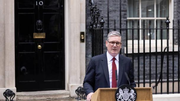 英國7月4日舉行議會下院選舉,選舉結果5日出爐,黨魁斯塔默領導的工黨贏得議會下院超過半數席位,成為執政黨,斯塔默成為唐寧街的新一屆主人。(Photo by Alison Jackson/Getty Images)