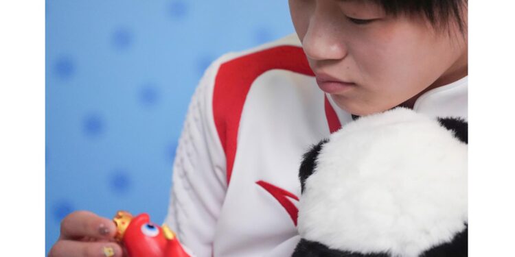 全紅嬋17歲獲3塊奧運金牌。圖為全紅嬋在接受媒體的訪問(Photo by Wu Huiwo/Xinhua via Getty Images)