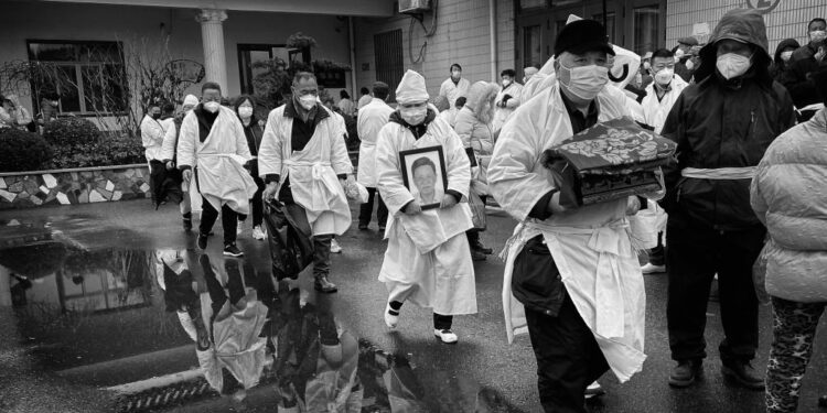 屍體加工事件遭到前所未有的封控 中共官媒刊發殯葬反腐報導。圖為外媒記者探訪了中國農村疫情的狀況，發現中共嚴重瞞報病亡數據。(圖片：Kevin Frayer/Getty Images)