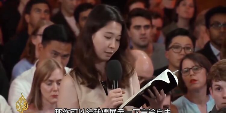 流亡港人鄺頌晴現場提問打臉中共大外宣。（網絡截圖）