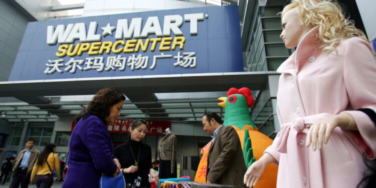 沃爾瑪清空所持京東股份 中國電商吸引力不再?。圖為美國零售業龍頭沃爾瑪關閉了在深圳的首家門市店。(Getty Images)