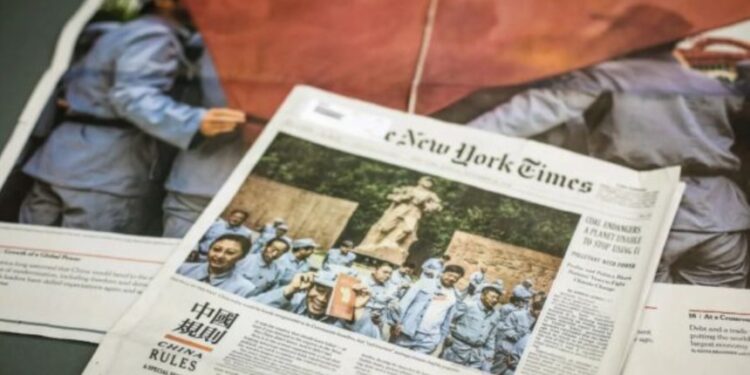 《纽约时报》2018年11月25日版刊登了一个名为「中国规则」(China Rules)的版面。该版面包括红底巨型汉字和对中国共产党的报导,同时对美国进行了批评。(图:Samira Bouaou/英文大纪元)
