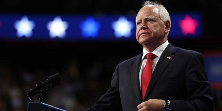 美国副总统候选人蒂姆·沃尔兹(Tim Walz)对中国事务非常了解 (图片:Justin Sullivan/Getty Images)