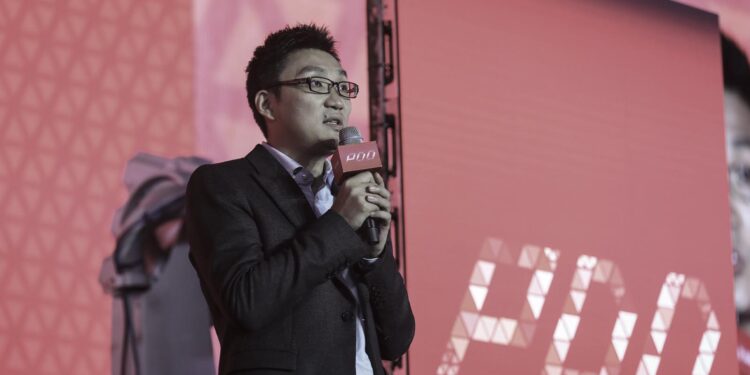 拼多多股價暴跌 網:18天後終於可以不用當首富了! 黃崢如釋重負?圖為拼多多創始人黃崢(Photo by VCG/VCG via Getty Images)