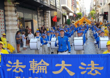 法輪功學員雅典遊行 民眾喜聞“真、善、忍”福音
