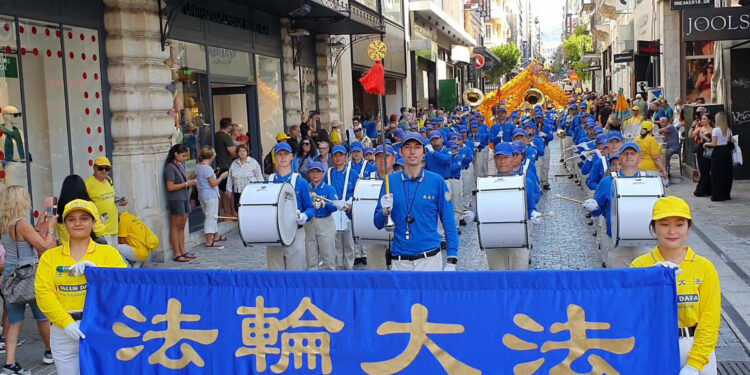 2024年10月4日和5日，法輪功學員在希臘雅典遊行，傳播真善忍福音，圖為歐洲天國樂團引領遊行隊伍經過步行商業街。（視頻截圖：希望之聲/李靜蘭）