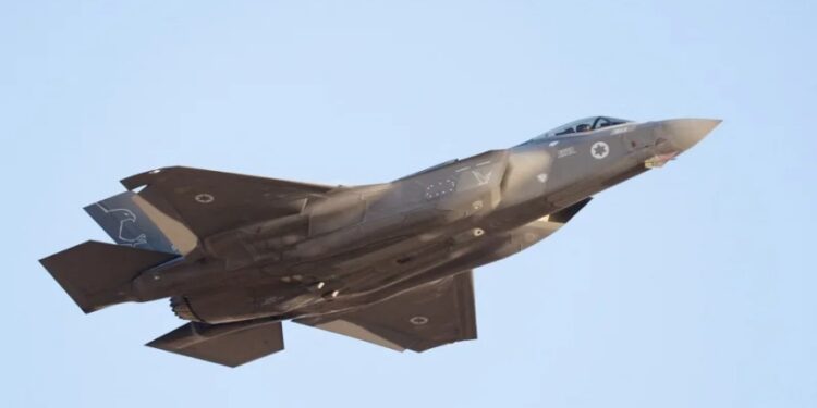 以色列空軍是美製匿蹤戰機F-35用戶之一,從最近美國情報外洩看來,通過空中加油,F-35可能擔負從以國起飛襲擊伊朗的報復行動。(圖:路透社)