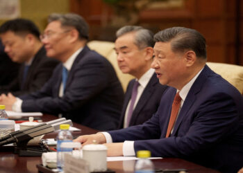 习近平让全社会争做英雄引网络与论翻车