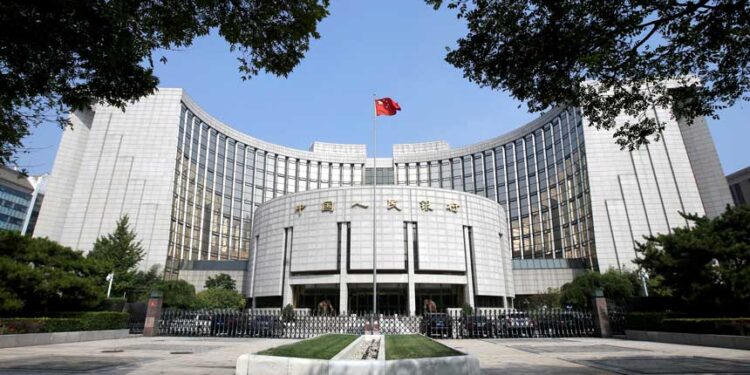 今年下半年以來，多家銀行發公告稱將下調部分分個人銀行結算賬戶非櫃面交易限額。 （圖片：REUTERS/Jason Lee/File Photo/File Photo）