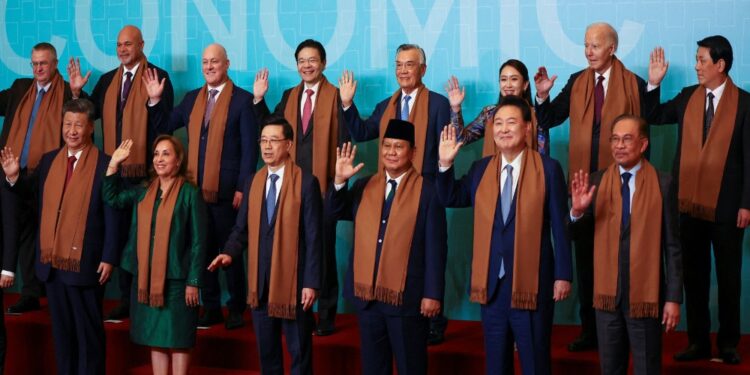 圖為在秘魯舉行的APEC會議上領導人們合影。(圖:路透社)