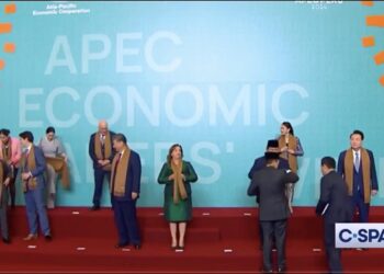 APEC各國領袖大合照現場 習近平出現尷尬一幕（視頻）