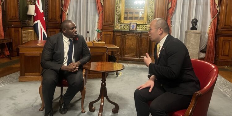 英國外相林德偉(David Lammy)會見黎智英的兒子黎崇恩。(FreeJimmyLai X平台圖片)