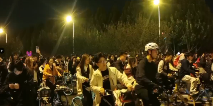 鄭州大學生8日晚間再度包攬所有的共享單車,向50公里外的開封出發。(網絡視頻截圖)