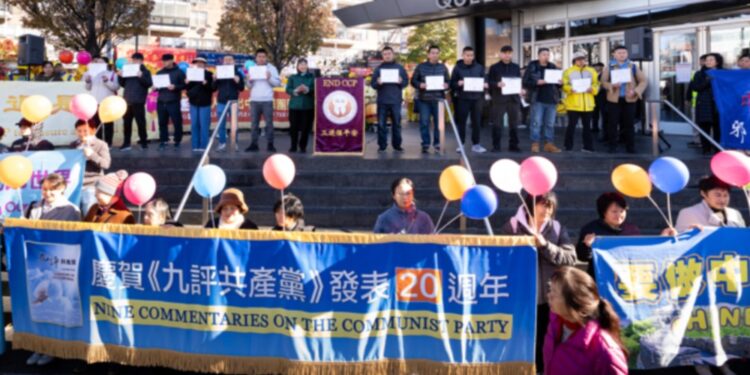 13位華人在「全球退黨中心」於紐約法拉盛舉辦的紀念《九評共產黨》集會現場,公開「三退」,領取退黨、退團、退少先隊證書。(圖:大紀元)