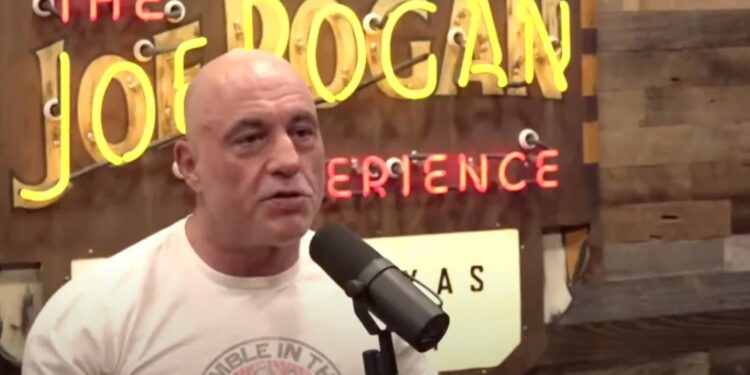 在全球享有30億聽眾和數百萬訂閱者的「播客之王」喬·羅根(Joe Rogan)在選舉日前正式支持共和黨總統候選人唐納德·川普。(視頻截圖)