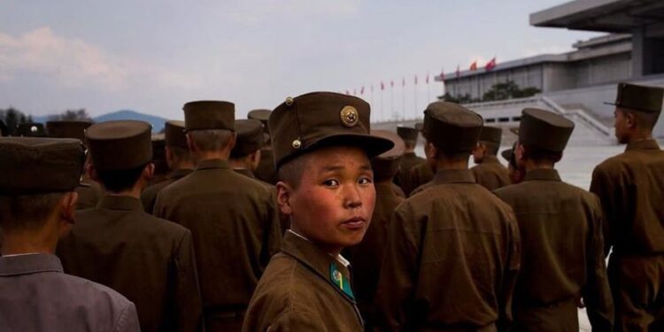援俄朝軍中有20多歲的毫無經驗的青年,僅接受了基本的戰鬥訓練。很難評估他們的潛力,因為這是朝鮮軍隊第一次在國外作戰(MilitaryNewsUA X平台圖片)