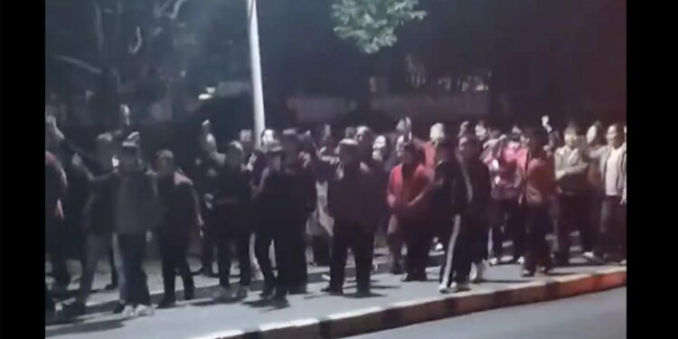 湖南民眾深夜遊行 要求「打倒貪官撤銷村幹部」(網絡視頻截圖)