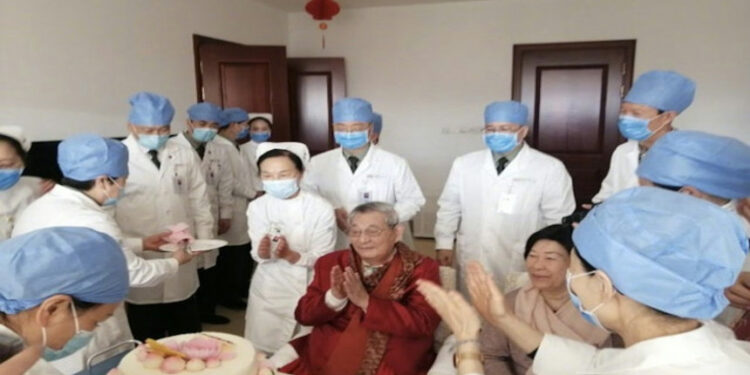 朱鎔基最後一次露臉是在2020年10月,照片顯示,他身穿紅衣現身一家醫院,被多位醫生環繞。旁邊有一大蛋糕,是在慶祝他92歲生日。(微博@抹雲樓主)