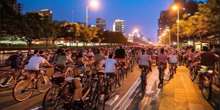 河南鄭州20萬大學生 “夜騎開封”，引起全國效仿。（網絡截圖）