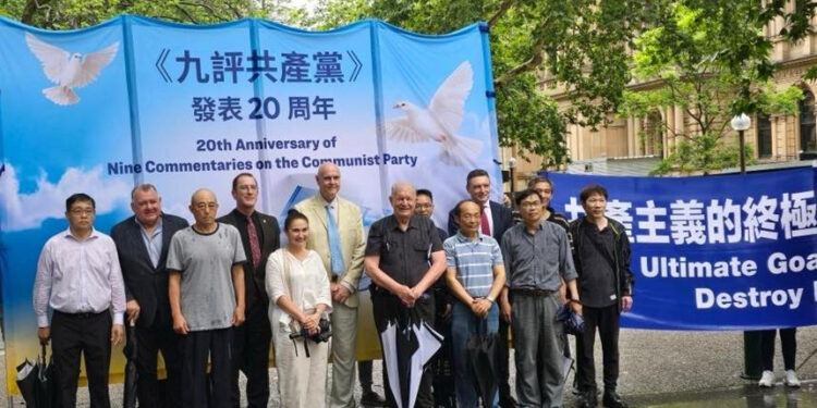 12月7日,悉尼舉行紀念《九評共產黨》發表20週年集會,圖中為集會嘉賓合影(圖片來源:章純/希望之聲)
