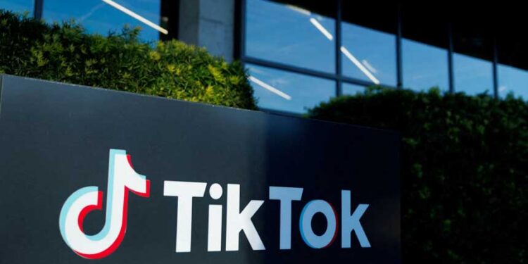 川普要求最高法院暫停可能封禁TikTok的法律(圖片:REUTERS/Mike Blake/File Photo)