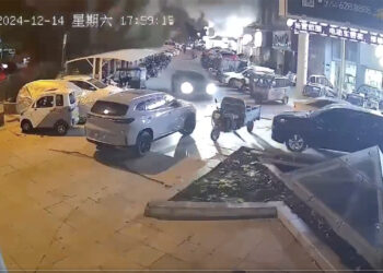 安徽突發地下供暖管道爆裂 4人受傷 炸壞多輛車 21樓住戶玻璃震裂