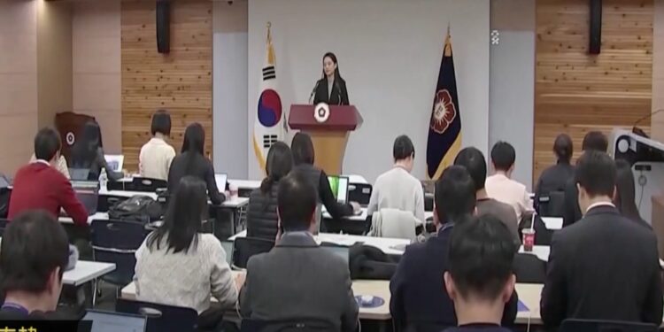 圖為12月16日韓國憲法法院召開首次大法官會議後向媒體記者發佈信息。（視頻截圖）
