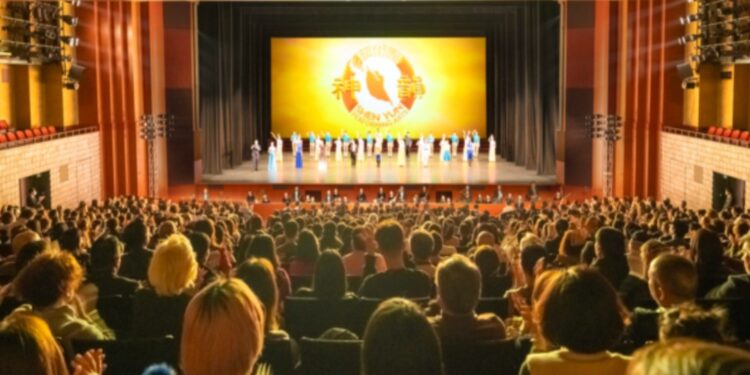 2024年12月30日晚,美國神韻環球藝術團在日本京都的ROHM京都劇院(ROHM Theatre Kyoto)舉行了第一場演出。演出的精湛技藝打動觀眾,同時,展現的傳統文化的內涵引發觀眾共鳴。(藤野偉/大紀元)