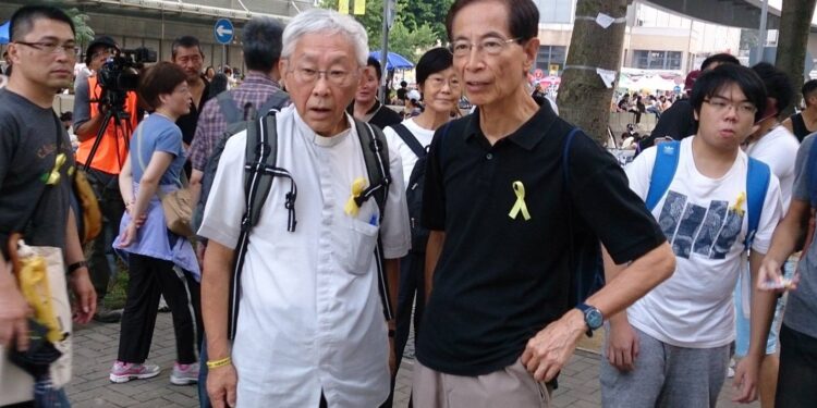 民主黨創黨主席李柱銘(右)被譽為「香港民主之父」。(李柱銘臉書圖片)