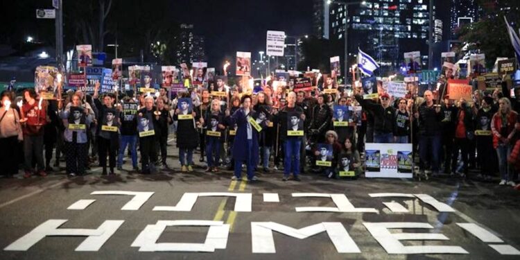 爭取人質獲釋的以色列示威群眾13日走上特拉維夫(Tel Aviv)街頭,要求政府達成停火協議。(圖:路透社)