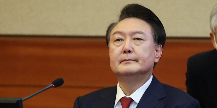 韓國總統尹錫悅1月21日首度出席憲法法院就彈劾案的第三次開庭。(圖:路透社)