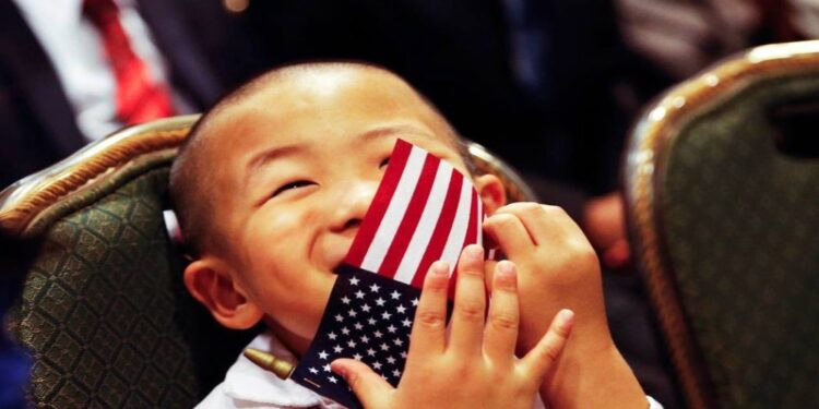 目前,在美國出生的孩子有權獲得美國護照。(圖:路透社)