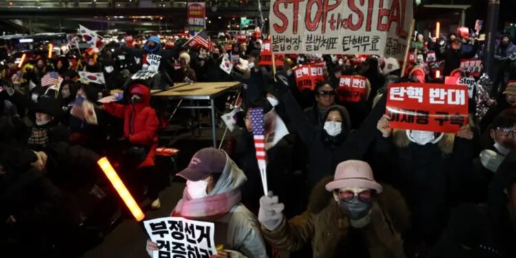 尹錫悅支持者聚集在總統官邸外集會(圖:路透社)