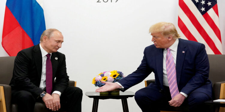 2019 年 6 月 28 日，唐納德·特朗普在日本大阪舉行的 G20 領導人峰會上與俄羅斯總統弗拉基米爾·普京舉行雙邊會晤時做出手勢。路透社/Kevin Lamarque/