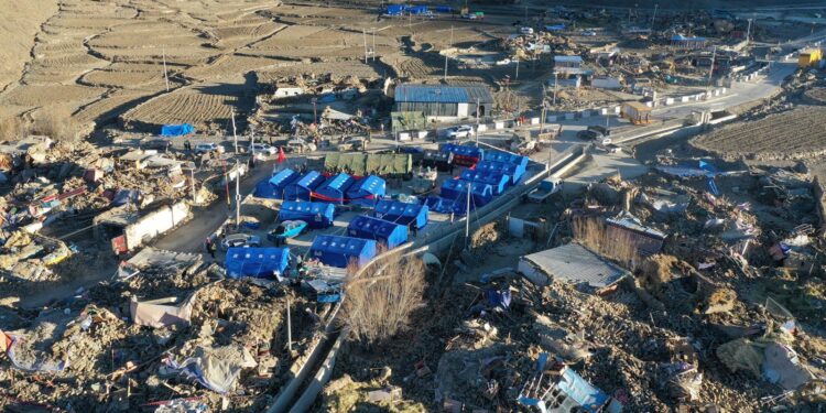 圖為2025年1月8日西藏日喀則市定日縣的航拍圖(路透社)
