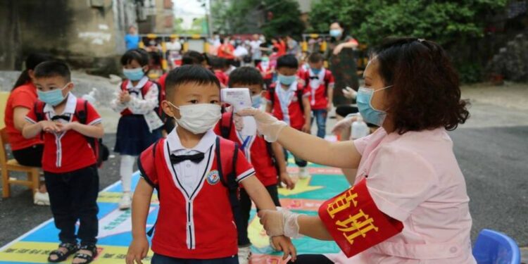 中國官方週五(17日)公布統計數據,2024年總人口數連續第三年減少,死亡人口小幅超過出生人口。(圖:路透社)