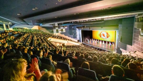 2025年1月3日晚,神韻世界藝術團在英國伯明翰ICC音樂廳的首場演出爆滿,現場觀眾掌聲不斷。(圖片來源:羅元/新唐人)