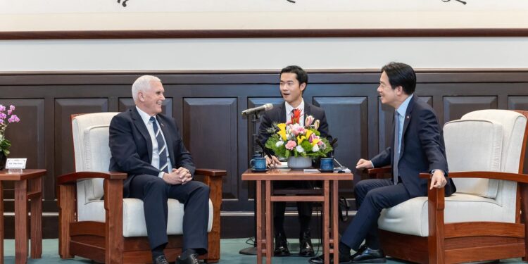 美國前副總統彭斯17日首次抵台訪問並與中華民國總統賴清德會面。(賴清德臉書圖片)