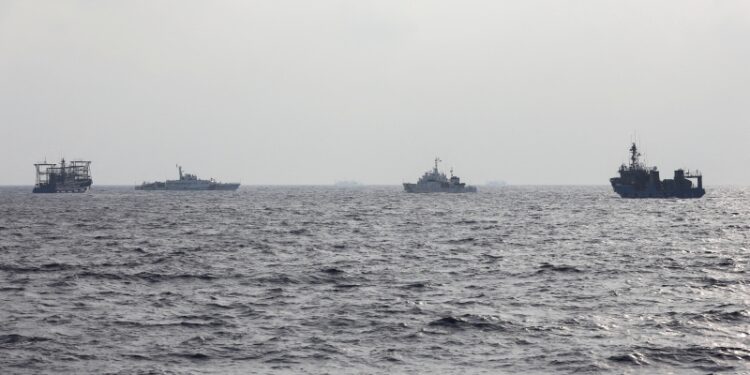 中共海軍的三艘軍艦出現在靠近澳大利亞和新西蘭的國際海域,進行實彈軍演。(REUTERS)