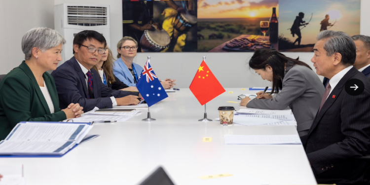 圖中為澳洲外相黃英賢周五與王毅會談(圖片來源:黃英賢 X圖片)