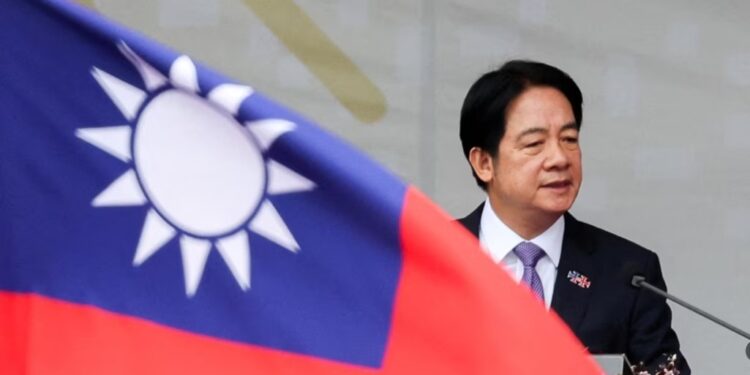 圖為中華民國台灣總統賴清德和國旗。(圖:路透社)