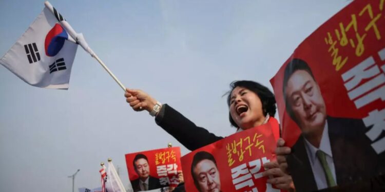 2025年3月7日,韓國首都首爾中央地方法院宣布取消對遭國會罷免總統尹錫悅的逮捕拘押令。尹錫悅的支持者在拘押所外歡呼慶祝勝利。(圖:路透社)