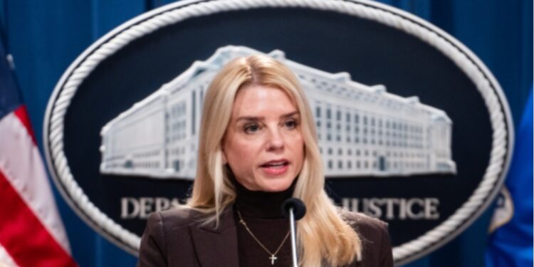 圖為美國司法部長帕姆‧邦迪(Pam Bondi)2月12日在位於華盛頓特區的司法部舉行的新聞發布會上發表講話。(圖:大紀元)