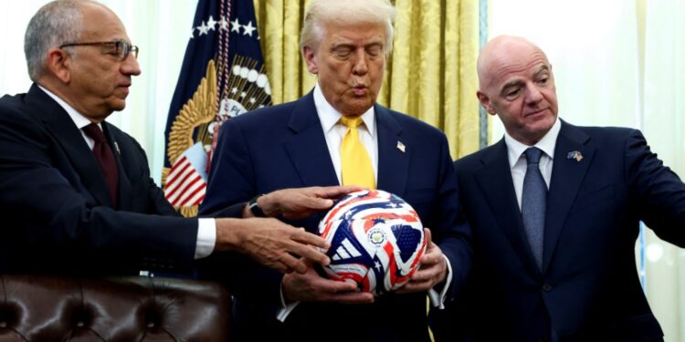 2025年3月7日，國際足總主席Gianni Infantino（右）在華盛頓特區白宮橢圓形辦公室向美國總統唐納德·川普（特朗普）贈送了2026年國際足總俱樂部世界盃官方用球。（圖：路透社）