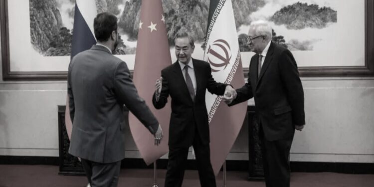 中共外長王毅3月14日在北京會見俄羅斯副外長謝爾蓋·里亞布科夫、伊朗副外長卡齊姆·加里巴巴迪,討論伊朗核問題。(圖:路透社)