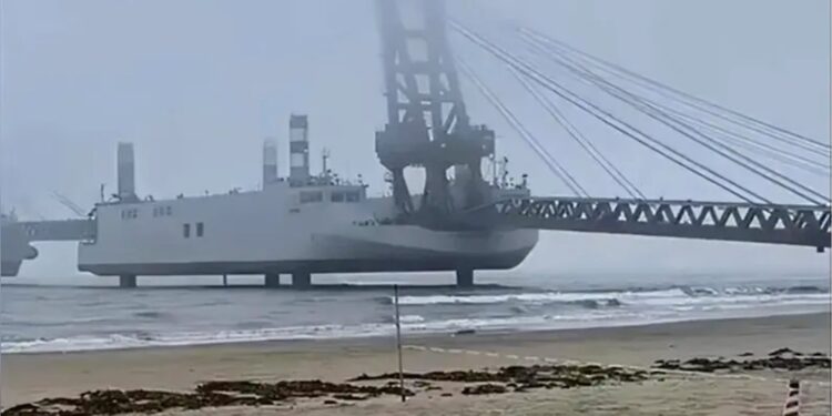 觀察者網引述國際軍事新聞網站Naval News近日報導,中共正在建造至少五艘適於登陸台灣的駁船,具備超長登陸橋。(圖:觀察者網)