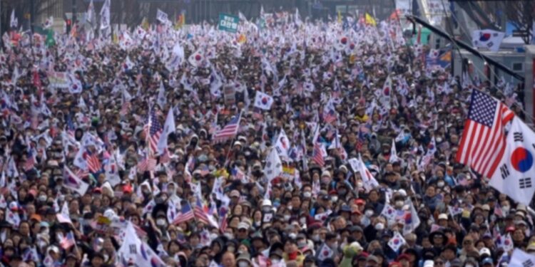 韓國民眾在首爾光化門參加反對彈劾總統尹錫悅的大型集會。據警方估計,當天約有12萬人聚集。(朴炳元/大紀元)