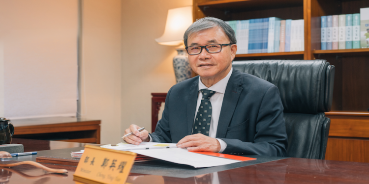 圖中為台灣教育部長鄭英耀（圖片來源：台灣教育部資訊網）