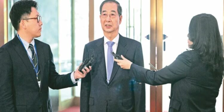 韓國憲法法院3月24日駁回國會對國務總理韓悳洙的彈劾案。他立即復職,同日在首爾中央政府辦公大樓受訪。(圖:路透社)