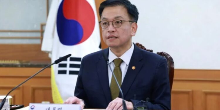 圖為參加美韓貿易談判的韓國經濟副總理暨企劃財政部長崔相穆。(圖:路透社)